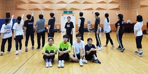 청소년뮤지컬 ‘들어주세요’에 출연하는 배우들이 5일 연습에 몰두하고 있다.