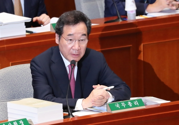 이낙연 국무총리가 5일 오전 열린 국회 예결위 전체회의에서 의원질의에 답변하고 있다. /연합뉴스