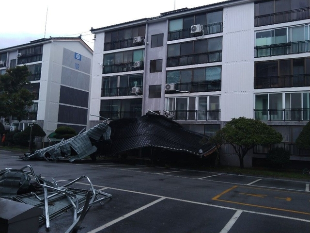7일 오전 전북 남원시 향교동의 한 아파트 지붕이 태풍 '링링'이 몰고 온 강풍에 주차장으로 떨어져 있다. / 전북소방본부 제공