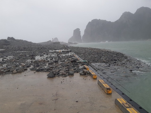 태풍 '링링'이 강타한 한반도 최서남단 전남 신안군 흑산면 가거도항 옹벽 약 50m가 유실돼 바위 덩어리가 연안여객선 접안 부두에 밀려왔다. /연합뉴스