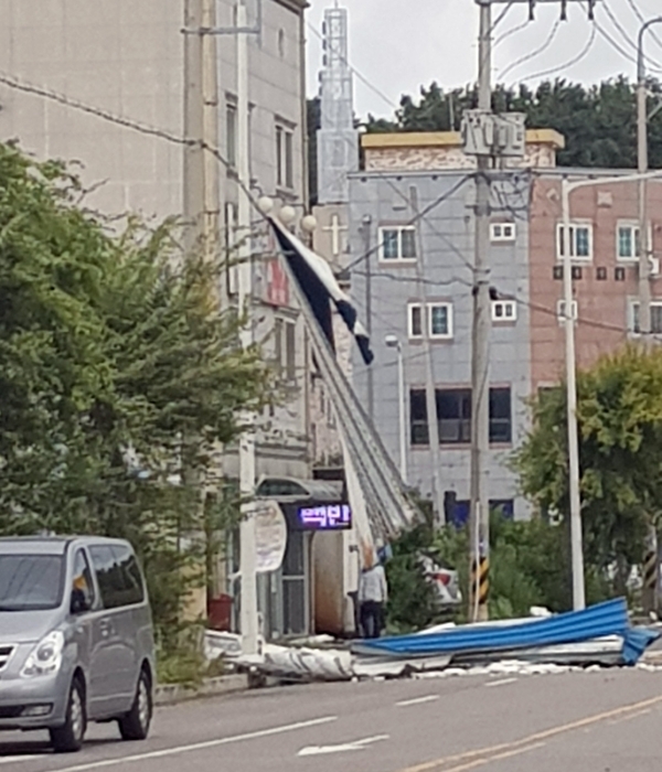 7일 제13호 태풍 링링이 몰고온 강풍에 뜯겨져나간 전북 군산시내의 한 건물 외벽 잔해와 간판 등이 나뒹굴고 있다. 군산시 제공