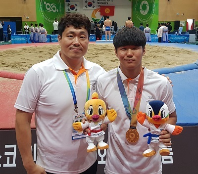 황성하 선수(오른쪽)와 온형준 감독.