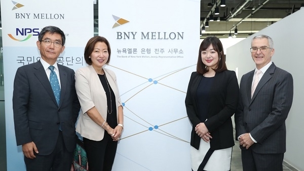 (왼쪽부터) 지상돈 BNY멜론 한국대표, 새미 조(Sammi Cho) BNY멜론 아태지역 행정총괄, 석안나 BNY 멜론 전주사무소장, 프란시스 브래케벨트 BNY멜론 아태지역 운영총괄이 기념촬영을 하고 있다. 사진제공=BNY 멜론