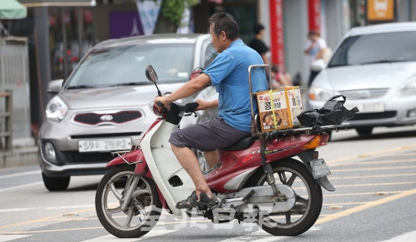 8일 전주시 덕진구 팔달로에서 한 고령의 오토바이 운전자가 안전모를 착용하지 않은 채 운전을 하고 있어 안전사고가 우려되고 있다. 조현욱 기자