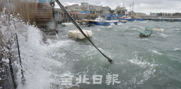 제13호 태풍 링링이 군산 서쪽 해상을 지나간 7일 군산시 비응항에서 강한 바람과 함께 파도가 몰아치고 있다. 박형민 기자
