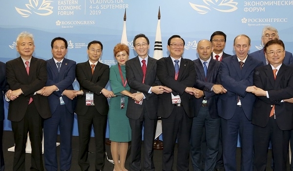 지난 6일(현지시간) 러시아 블라디보스토크 극동연방대에서 열린 한·러 지방협력포럼에서 송하진 전북도지사를 비롯한 참석자들이 기념촬영을 하고 있다. 사진 제공= 전북도