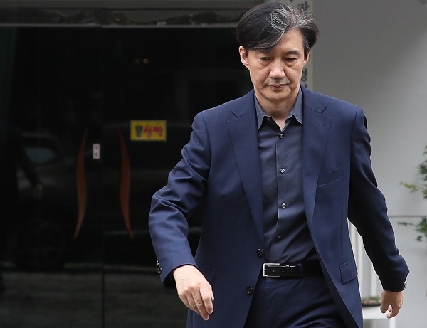 조국 법무부 장관 후보자가 8일 오전 서울 서초구 방배동 자택에서 외출하기 위해 나서고 있다. 연합뉴스