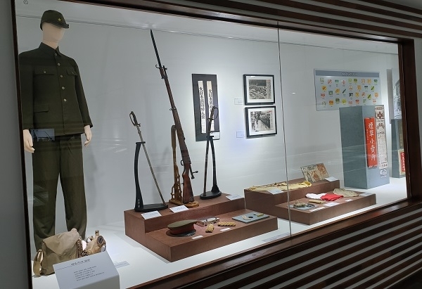 일제강점기 군산역사관 내 전시된 일본군 복장 등.