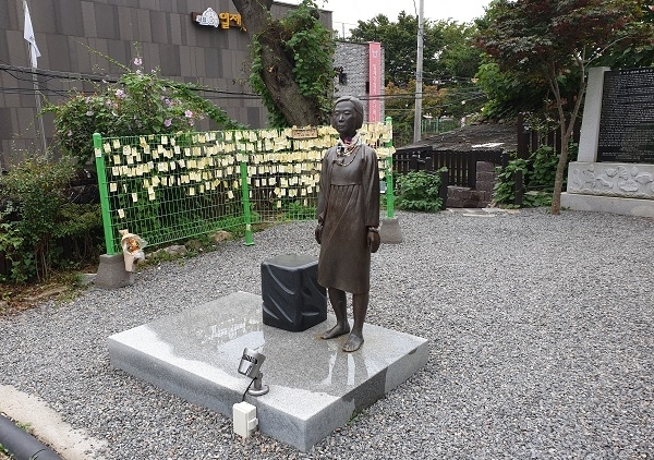 우리나라에 유일하게 남아있는 일본식 사찰인 동국사 경내 세워진 '평화의 소녀상'.