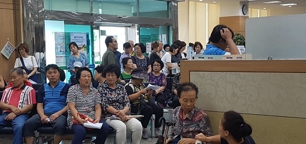 지난 4일 군산사랑상품권 구입을 위해 시민들이 금융기관 안에 장사진을 이루고 있다.