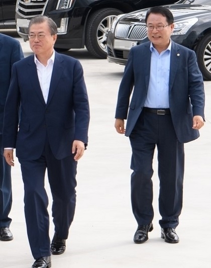 문재인 대통령과 정헌율 익산시장.