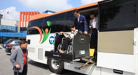 지난 11일 유기상 고창군수가 장애인 복지관에서 장애인특장버스를 전달하고 시연하고 있다.