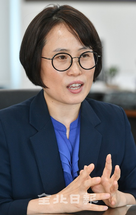 취임 한 달여를 맞은 정선화 전북지방환경청장이 새만금 수질문제와 미세먼지 등 도내 환경문제에 대한 대응 방안과 앞으로의 계획에 대해 이야기 하고 있다. 박형민 기자