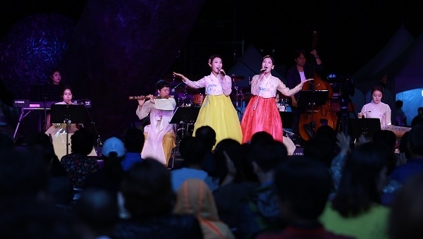 문화포럼 나니레의 공연 모습