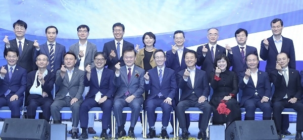 19일 군산 지스코에서 열린 새만금개발공사 창립 1주년 기념식에서 송하진 전북도지사와 김현숙 새만금개발청장, 강팔문 새만금개발공사 사장 등이 기념촬영을 하고 있다. 사진제공= 전북도