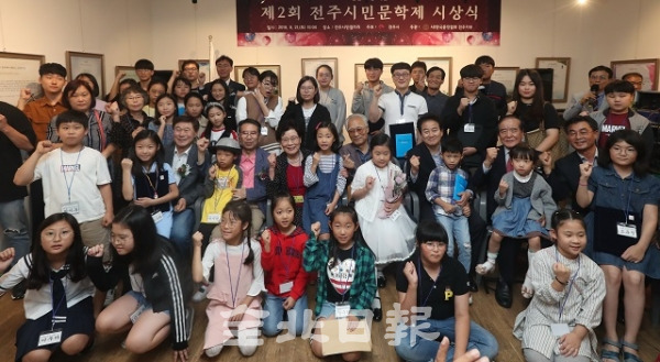 제2회 전주시민문학제 시상식이 전주 시민갤러리에서 열린 22일 류희옥 전북문인협회장을 비롯한 이소애 전주문인협회장, 윤석정 전북일보사장, 정동영 민주평화당 대표와 시상자들이 기념촬영을 하고 있다. 조현욱 기자
