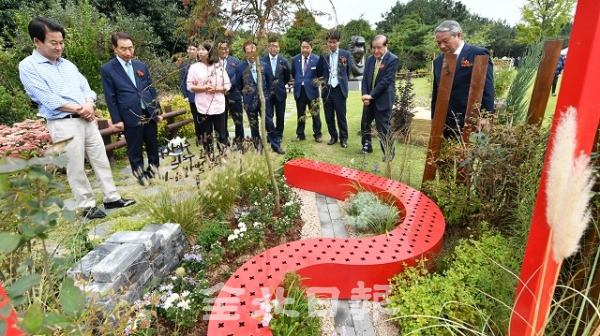 한국도로공사 전주수목원 정원박람회가 열린 28일 수목원에서 이강래 한국도로공사 사장과 정동영 민주평화당 대표, 윤석정 전북일보사 사장 등 참석자들이 정원디자인 공모전에 선정된 작품을 감상하고 있다. 박형민 기자