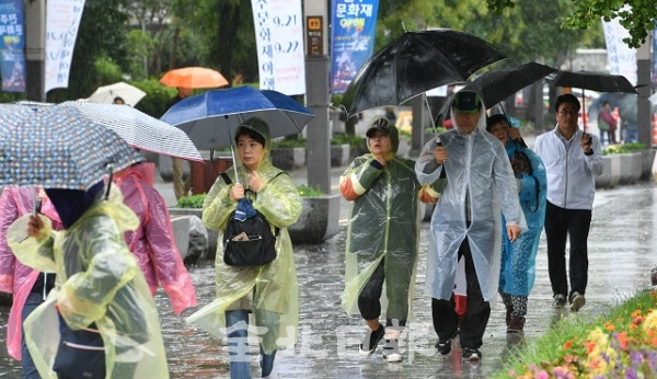 제17호 태풍 타파의 영향으로 비가 내린 22일 전주 한옥마을에서 우비와 우산을 쓴 관광객들이 발걸음을 옮기고 있다. 박형민 기자