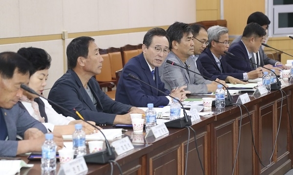 23일 도청 중회의실에서 열린 2019 제2차 삼락농정 위원회 운영협의회에 박흥식 삼락농정위원장을 비롯한 위원들이 참석한 가운데 송하진 도지사가 인사말을 하고 있다. 사진제공 = 전북도