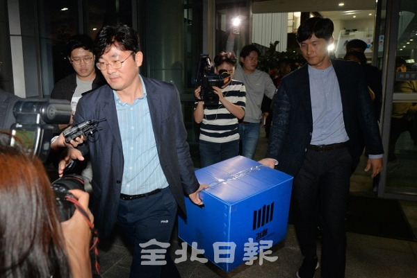 삼성바이오로직스 분식회계 의혹과 관련해 23일 국민연금공단 기금운용본부를 압수수색한 서울중앙지검 관계자들이  압수물품을 들고 기금운용본부를 나서고 있다. 박형민 기자