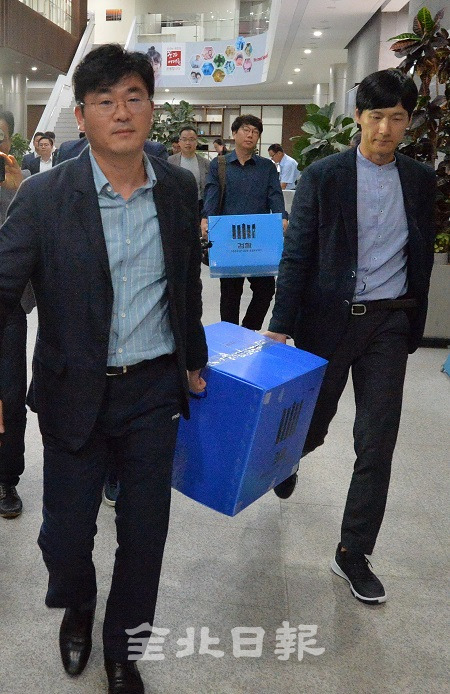 삼성바이오로직스 분식회계 의혹과 관련해 23일 국민연금공단 기금운용본부를 압수수색한 서울중앙지검 관계자들이  압수물품을 들고 기금운용본부를 나서고 있다. 박형민 기자