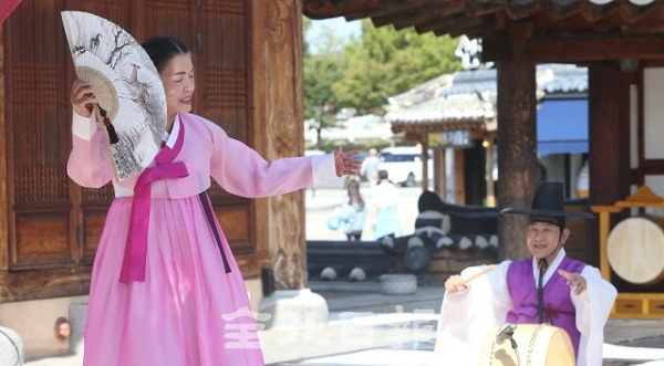 2019 전주시무형문화재 공개행사가 전주 소리문화관에서 열린 24일 무형문화재 제2호 김소영 명창이 판소리를 선보이고 있다. 조현욱 기자