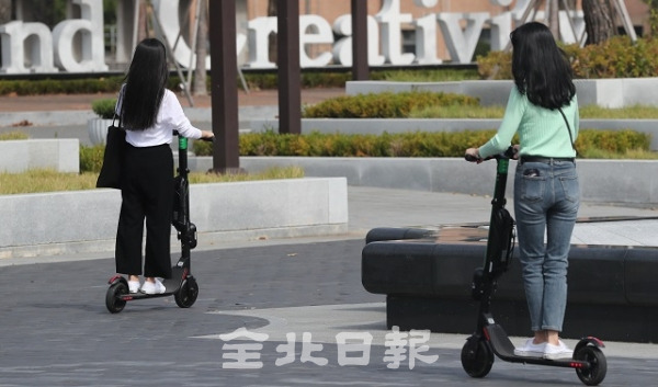 25일 전북대학교 교정에서 학생들이 헬멧를 착용하지 않은채 전동킥보드를 타고 있어 안전사고가 우려되고 있다. 조현욱 기자