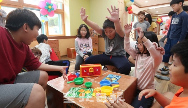 25일 학교놀이공간인 '동북꿈틀 ZONE' 개장식이 전주시 동북초등학교에서 열린 가운데 아이들이 보드게임을 하며 즐겁게 놀고 있다. 조현욱 기자