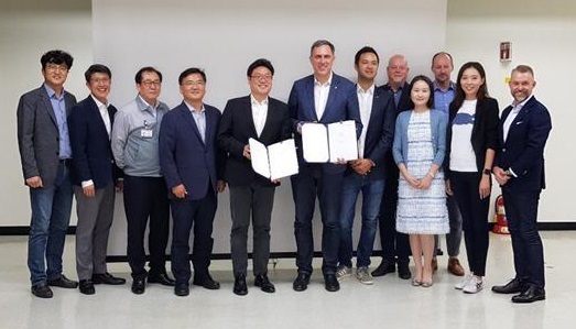 명신 이태규 대표와 퓨처모빌리티 대니얼 커처트(Daniel Kirchert) 대표 등이 협약을 체결한 후 기념촬영을 하고 있다.