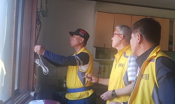 황산면 복지기동대 봉사활동 모습.