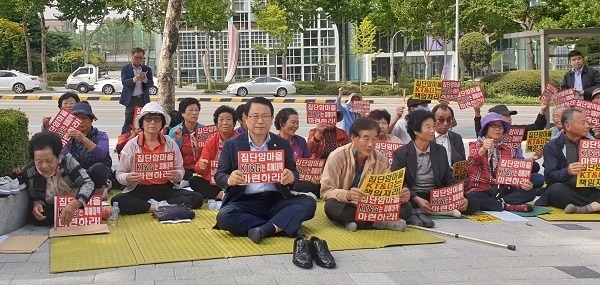 지난 26일 정헌율 익산시장과 장점마을 주민들이 KT&G 서울 사옥을 방문해 “장점마을 집단 암 발병 사태에 대한 책임을 져라”고 촉구했다.
