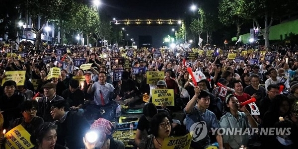 28일 오후 서울 서초구 서초동 서울중앙지검 앞에서 열린 검찰 개혁 촛불 문화제에서 참석자들이 구호를 외치고 있다. 연합뉴스