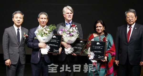 제1회 전주세계무형유산대상 시상식이 열린 27일 한벽문화관 공연장에서 김승수 전주시장과 수상자들이 기념촬영을 하고 있다. 조현욱 기자