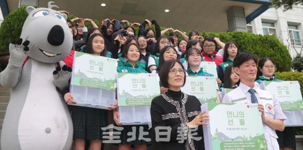 1일 여성 청소년을 위한 기부 프로그램 '언니의 선물' 전달식이 전북여자고등학교에서 열린 가운데 대한적십자사 전북지사 박종술 처장을 비롯한 송임순 전북여고 교장, 학생들이 선물을 들며 손 하트를 그리고 있다. 조현욱 기자