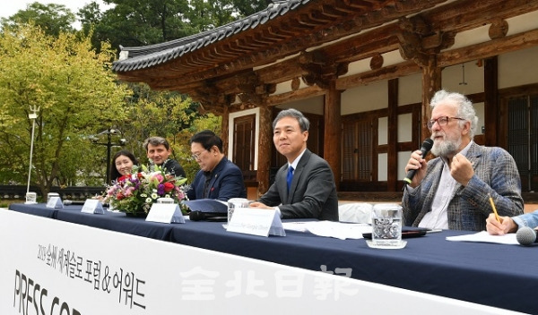 제3회 전주 세계슬로포럼·슬로어워드 기자간담회가 열린 1일 전통문화연수원 풍락헌에서 김승수 전주시장과 피에르 조르죠 올리베티 국제슬로시티연맹 사무총장 등 주요 참석자들이 행사의 주제와 의미를 설명하는 시간을 가졌다. 박형민 기자