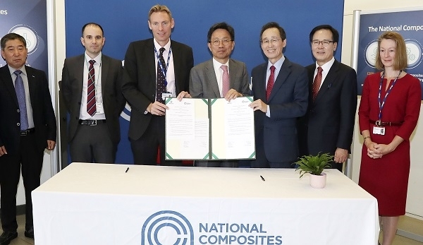 30일 (현지시간) 영국 브리스톨에 위치한 국립복합소재연구소(NCC)에서 한국탄소융합기술원이 NCC와 기술개발 협력 협약식을 갖고 기념촬영을 하고 있다. (왼쪽 두번째부터 스테판 배쉬포드 서부잉글랜드자치단체연합 상무국장, 리처드 올드피드 NCC센터장, 방윤혁 한국탄소융합기술원 원장, 송하진 도지사) 사진제공 = 전북도