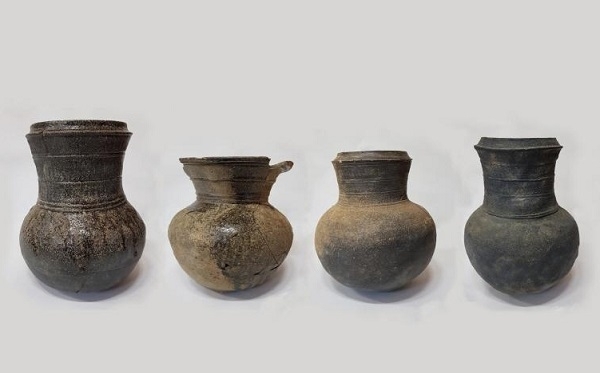 고분군에서 나온 토기류.