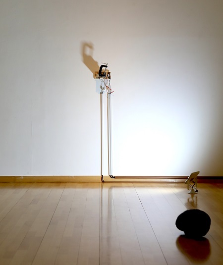 (김)범준(1985~), 검정 비닐봉지·로봇 비닐봉지·먼지, 가변크기, 2019.