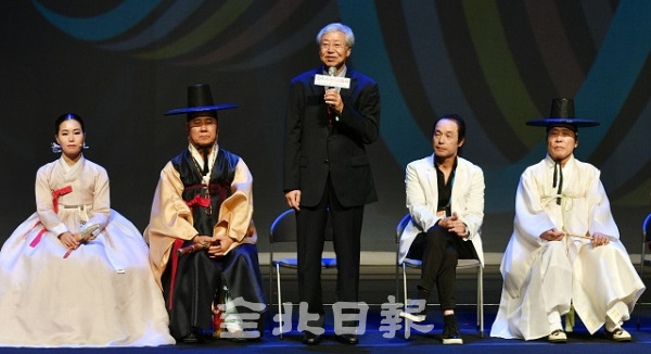 제18회 전주세계소리축제가 시작된 2일 개막기자회견이 열린 한국소리문화전당 모악당에서 김한 조직위원장이 인사말을 하고 있다. 박형민 기자