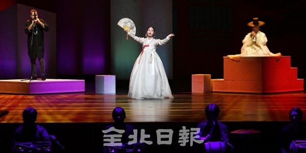 '바람, 소리'를 주제로 제18회 전주세계소리축제 개막공연이 열린 2일 한국소리문화의 전당 모악당에서 아르메니아 전통악기인 두둑과 한국 전통악기인 피리 소리와 함께 소리꾼 정성희가 판소리 춘향가의 한 대목을 열창하고 있다. 박형민 기자