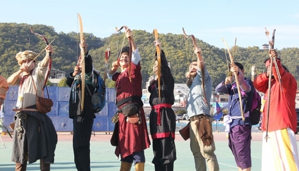 글로벌 활 시연단이 각자 나라의 전통 활쏘기 시연을 펼치고 있다. 예천군 제공