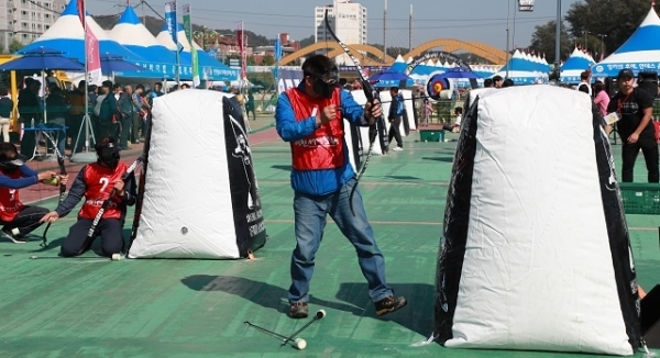 활서이벌이에서 레드팀이 상대팀의 동태를 살피며 견제하고 있는 모습. 예천군 제공