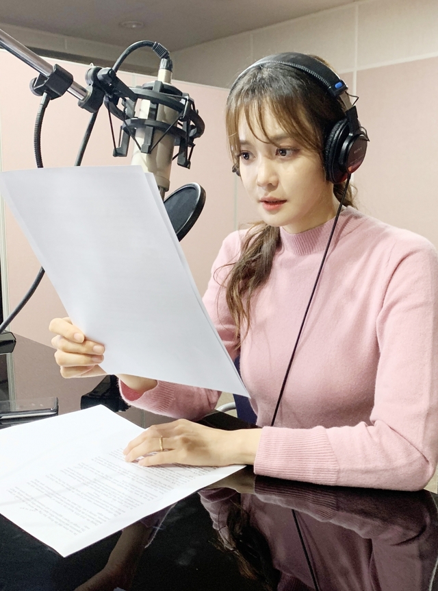 이번 영어영상의 내레이션을 재능기부한 방송인 안현모