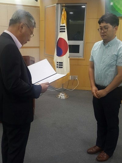 전북도 체납지방세징수사례우수대회에서 고창군 김병현 주무관이 상장을 받고 있다.