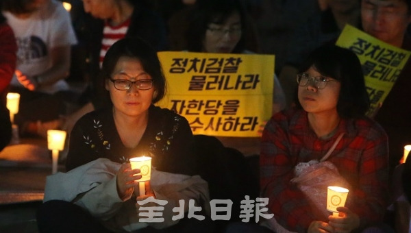 지난 4일 전주시 풍남문 광장에서 열린 검찰 개혁을 요구하는 촛불문화제. 조현욱 기자