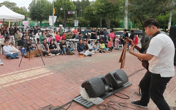 2019 전주세계소리축제가 열리고 있는 5일 전주시 한국소리문화의전당 레드콘스테이지에서 시민들이 '핑거스타일' 주법으로 연주하는 기타를 들으며 즐거운 주말을 보내고 있다. 조현욱 기자