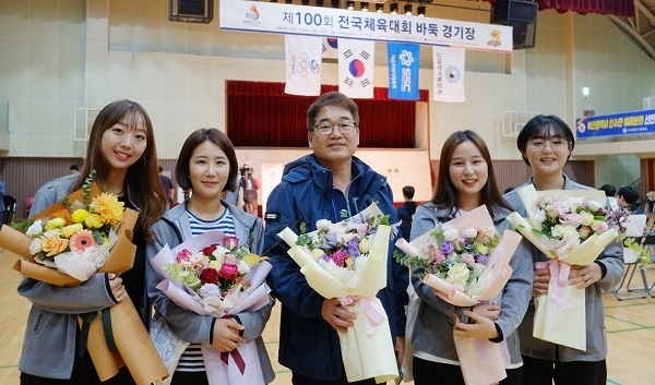 6일 서울 중랑구 중랑문화 체육관에서 열린 제100회 전국체전에서 이스타항공 바둑단(가운데 강종화 감독, 좌측부터 김규리·류승희·정지우·채현지 선수)이 여자 일반부 단체전 준우승을 차지해 은메달을 획득했다. 사진제공=이스타항공