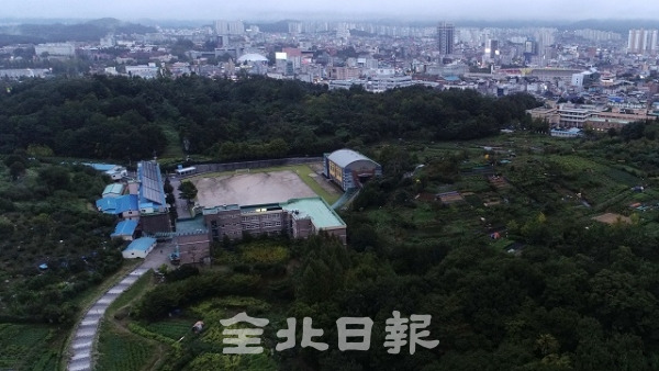 7일 전주시와 LH가 추진한 가련산공원 아파트 건립 계획이 사실상 중단된 가운데 7일 전주 덕진중학교 뒤로 가련산 공원이 보이고있다. 박형민 기자