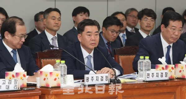 국회 법제사법위원회의 전주지방 검찰청을 비롯한 대전과 광주의 국정감사가 8일 대전 고등검찰청에서 열린 가운데 권순범 전주지검장이 의원들의 질의에 답변하고 있다. 조현욱 기자