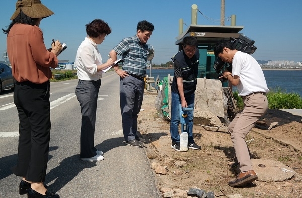 지난달 군산시와 국방부 합동 조사단이 관로탐사장비를 이용해 잔존 송유관으로 추정되는 물질을 탐지하고 있는 모습.